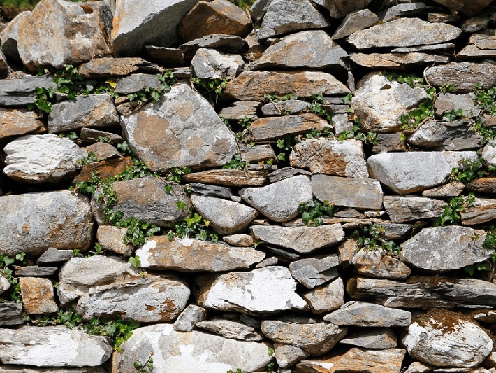 Rock retaining wall